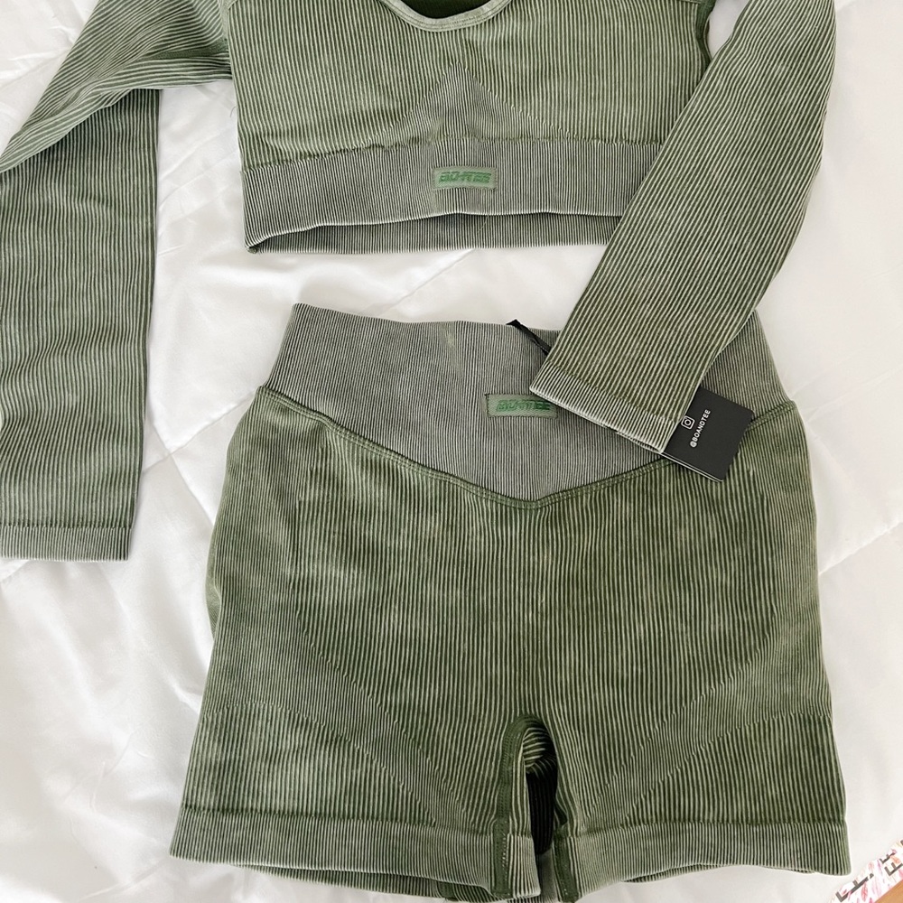 Bo + Tee Finesse V Waist shorts- L
